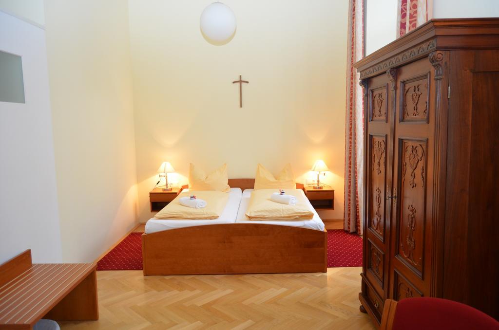 Gastehaus Im Priesterseminar Salzburgo Habitación foto